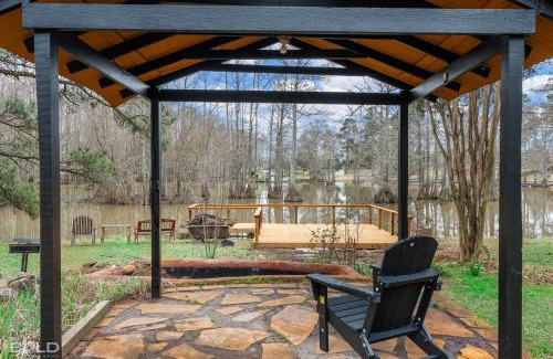 Shreveport House | Hot Tub, Emerald Isle Log Cabin, Lake Front