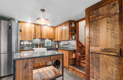 Berkeley Springs Cabin | Hot Tub, Fire Pit, Grill, Sleeping Porch & More!