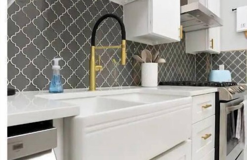 Southtown House | Hot Tub-Fire Pit - Modern 2BR - Steps to River Walk