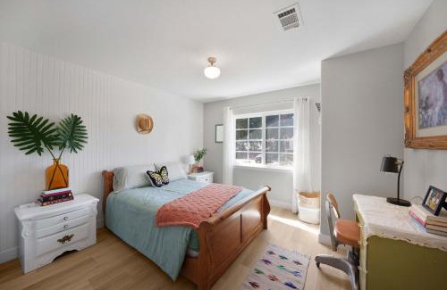 Los Alamos House | Hot Tub Fire Pit Pet Friendly Walk to Bell St