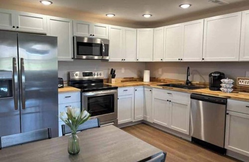 Clay City House | Hot Tub! Fire pit! Picnic area & Grill! Dog friendly! Hardwicks Creek Haven@RRG