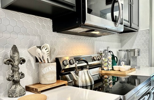 Weinland Park House | Hot Tub, Firepit, Cornhole, Foosball, King Beds, 2-car Garage, Walkable