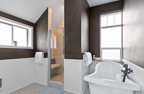 West Central House | Hot Tub & Firepit!! Mins From Dwntwn/Arena/Gonzaga