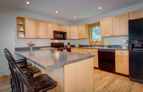 Londonderry House | – Hot Tub, Firepit, walkable skiing/restaurants and More!