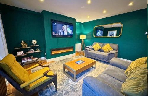 Newcastle-upon-Tyne Apartment | Hot Tub, Free Parking, Near Shops & Restaurants, Location 1m to City