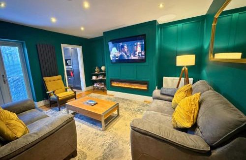 Newcastle-upon-Tyne Apartment | Hot Tub, Free Parking, Near Shops & Restaurants, Location 1m to City