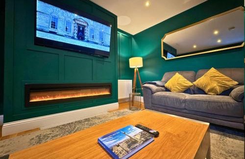 Newcastle-upon-Tyne Apartment | Hot Tub, Free Parking, Near Shops & Restaurants, Location 1m to City