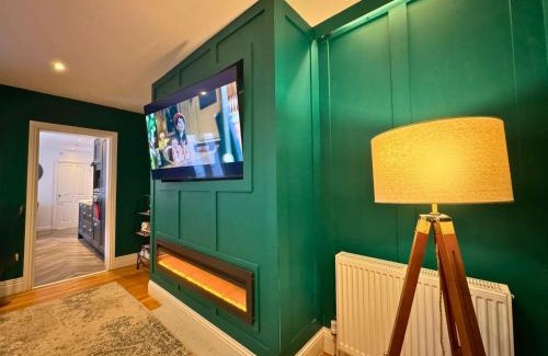 Newcastle-upon-Tyne Apartment | Hot Tub, Free Parking, Near Shops & Restaurants, Location 1m to City