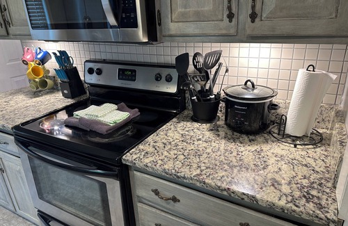 Glencliff House | HOT TUB! GAME ROOM! BIG 8-Beds 4BR 4BA GRILL EASY 10 mins TO dwntown QUIET AREA!