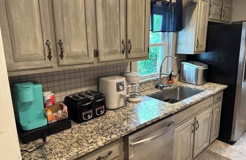 Glencliff House | HOT TUB! GAME ROOM! BIG 8-Beds 4BR 4BA GRILL EASY 10 mins TO dwntown QUIET AREA!