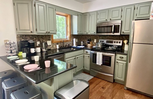 Old Timberline Cabin | Hot Tub + Game room + EV Charger + 7 mins drive to Slopes