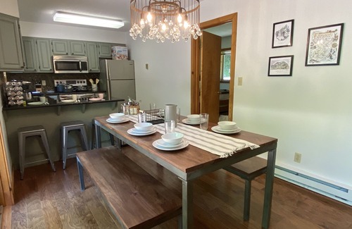 Old Timberline Cabin | Hot Tub + Game room + EV Charger + 7 mins drive to Slopes
