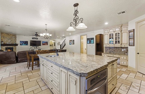 Toquerville House | Hot Tub Game Room. Sleeps 17. You Tube TV. 20 minutes to Zions Natl Park