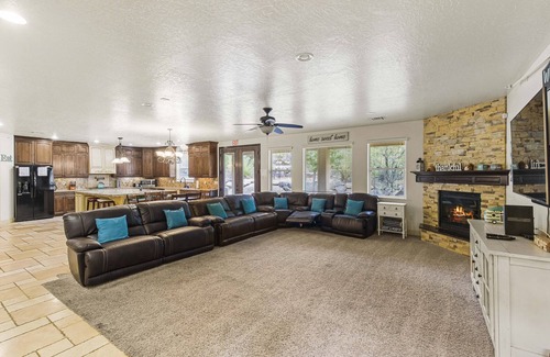 Toquerville House | Hot Tub Game Room. Sleeps 17. You Tube TV. 20 minutes to Zions Natl Park