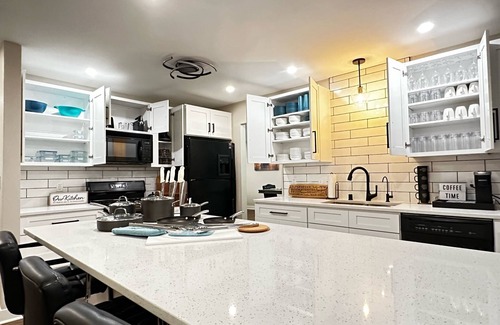 Milwaukee House | Hot Tub + Garage + Parking+Patio+King + Large Yard