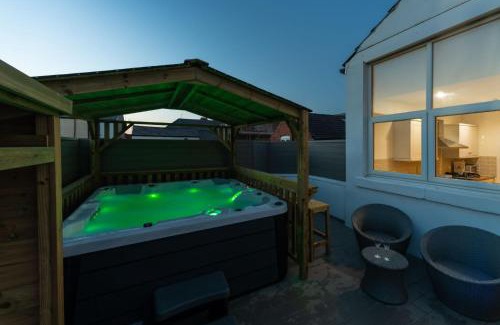 South Shore Apartment | HOT TUB JACUZZI on private terrace FREE GATED PARKING sleeps 8