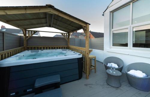 South Shore Apartment | HOT TUB JACUZZI on private terrace FREE GATED PARKING sleeps 8