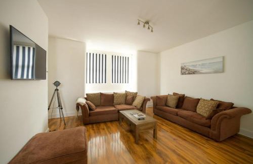 South Shore Apartment | HOT TUB JACUZZI on private terrace FREE GATED PARKING sleeps 8