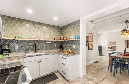 Cascade House | Hot Tub - King Suite - Mountains - Private Yard