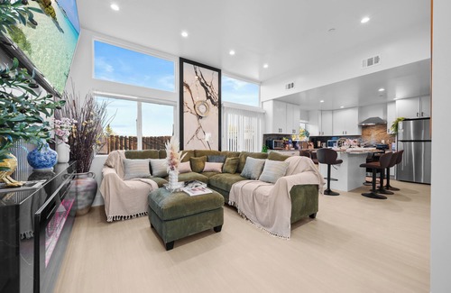 Bostonia House | Hot Tub, King Bed, 3-BR/2.5-Bath w Yard, Parking