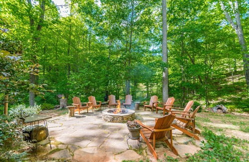 Dahlonega Apartment | ♨️Hot Tub🛏️King Bed🔥Fireplace 🍷Wineries🌲Oasis🥾Hike🌎Comfy🔥Fire Pit⛲Pond 🆒