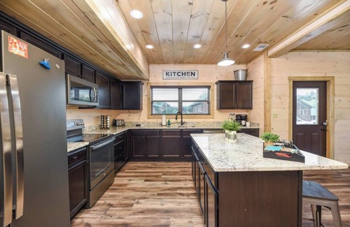 Pigeon Forge Cabin | Hot Tub | King Beds | Dollywood | Nerf Wars | Community Pool