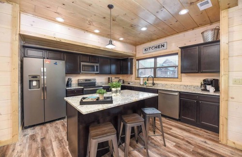 Pigeon Forge Cabin | Hot Tub | King Beds | Dollywood | Nerf Wars | Community Pool