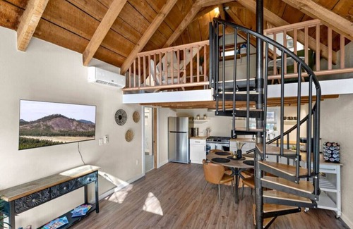 Kachina Village Cabin | Hot Tub King Fast WiFi