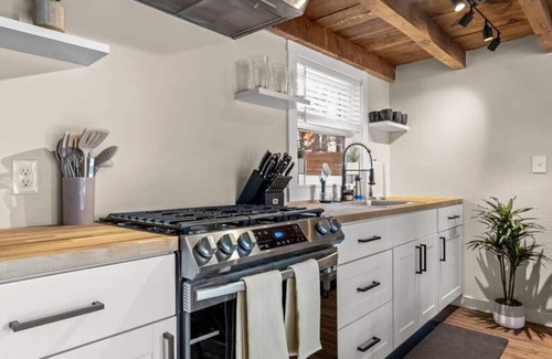 Kachina Village Cabin | Hot Tub King Fast WiFi
