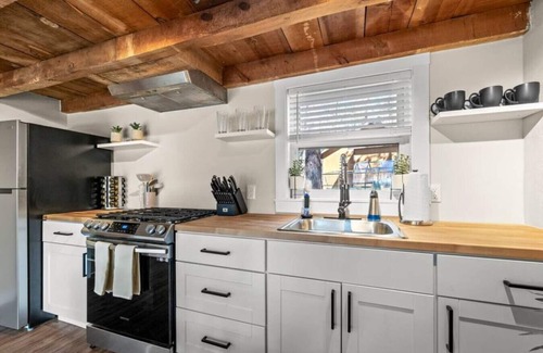 Kachina Village Cabin | Hot Tub King Fast WiFi