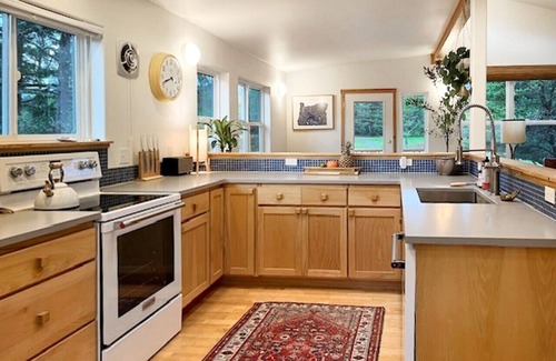 Manzanita House | Hot Tub| King Suite| walk to beach|Views