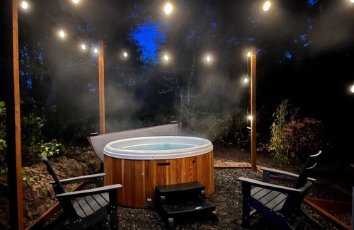 Manzanita House | Hot Tub| King Suite| walk to beach|Views