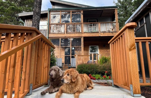 Manzanita House | Hot Tub| King Suite| walk to beach|Views