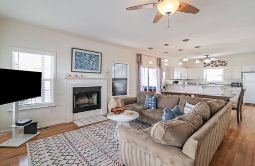 Tybee Island House | Hot tub + lots of space! Discounted Summer Rates!