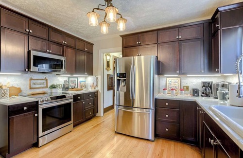 Southeast Omaha House | Hot Tub | Midtown Omaha | Fire Pit | Close to Zoo