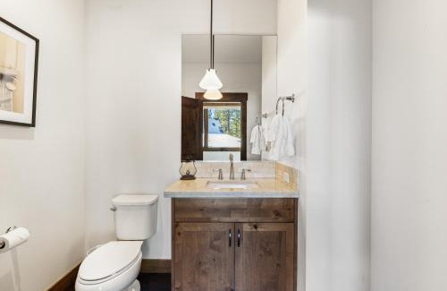 Truckee House | Hot Tub Mountain Views 10 mins to Northstar