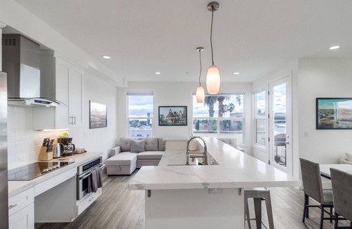 University Heights Condo | Hot Tub, New 2 Bedroom Park Blvd Condo