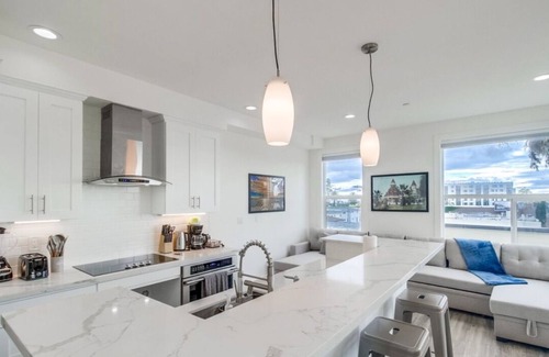 University Heights Condo | Hot Tub, New 2 Bedroom Park Blvd Condo