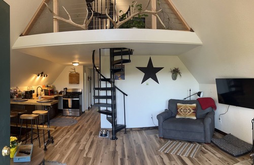 Divide Cabin | Hot Tub ~ New 36' deck ~ 31 acres ~Views ~ Border's National Forest ~ PRIVATE