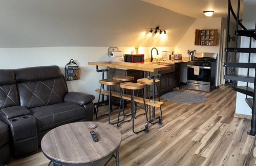 Divide Cabin | Hot Tub ~ New 36' deck ~ 31 acres ~Views ~ Border's National Forest ~ PRIVATE