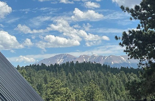 Divide Cabin | Hot Tub ~ New 36' deck ~ 31 acres ~Views ~ Border's National Forest ~ PRIVATE