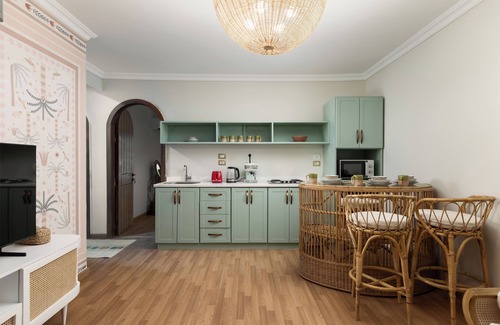 Giza Apartment | "Hot Tub on the Pyramid view, 2 bedroom with AC, WiFi in Giza, a Bohemian dream