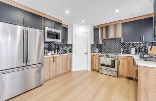 Southeast Edmonton House | Hot Tub| Patio| Netflix|Games|Fireplace|Sleeps 8