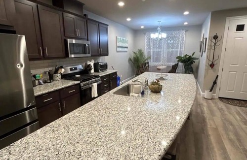 Murphys House | Hot tub, ping pong, and walking distance to over 25 wine tasting rooms!