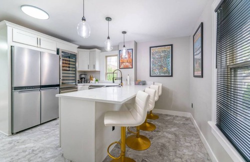 Riverwest House | Hot Tub, Pool Table, Arcade, Garage, Sleeps 20
