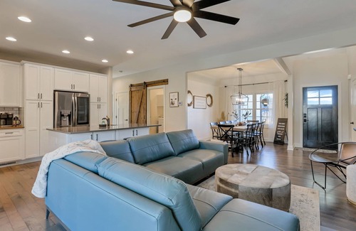 Logan Other | Hot Tub, Pool Table & Fire pit! Modern Farmhouse!