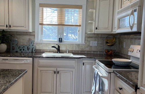 Ogunquit House | Hot Tub, Putting Green, 5 min walk to the beach, shops & restaurants.
