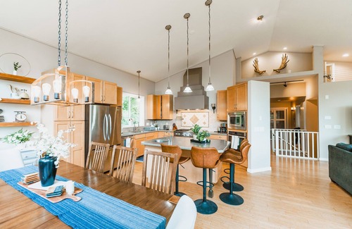 Eagle River House | Hot tub! Retreat for large or small groups. Sleeps 16! View Auoras and Denali!