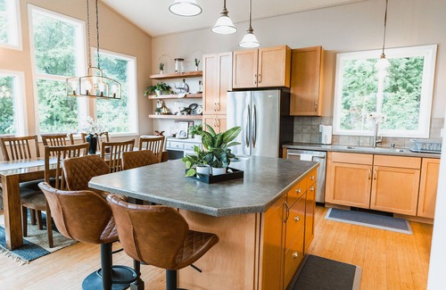 Eagle River House | Hot tub! Retreat for large or small groups. Sleeps 16! View Auoras and Denali!