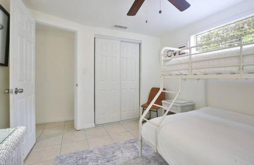 Gulf Gate Estates House | Hot Tub Retreat with Big Private Fenced Yard by Beach